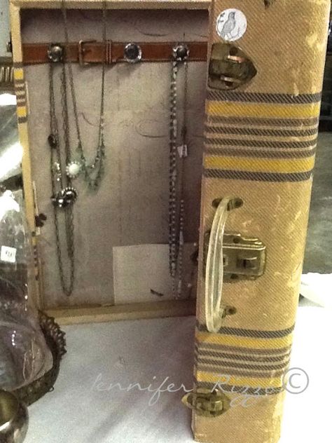 Maybe use to display my jewelry at craft fairs Suitcase Jewelry Display Ideas, Travel Necklace Organizer Diy, Old Suitcase Jewelry Display, Vintage Suitcase Shelves, Antique Jewelry Holder Necklace Display, Jewelry Cleaner Diy, Jewerly Displays, Diy Jewelry Holder, Diy Jewelry Display