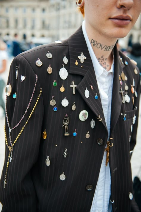 They Are Wearing: Paris Fashion Week Street Style Spring 2024, PHOTOS – WWD Punk Upcycling, Maximalist Outfits Men, Pins On Clothes, Custom Clothes Ideas, Dada Fashion, Graphic Designer Outfit, What People Are Wearing, Customized Clothes, Punk Fashion Diy