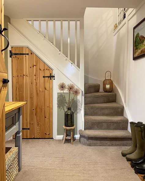 English Cottage Staircase, Country House Staircase, Cottage Staircase Ideas, Cosy Cottage Living Room, Cottage Staircase, Stable Conversion, Cottage Hallway, Cottage Stairs, Farmhouse Staircase