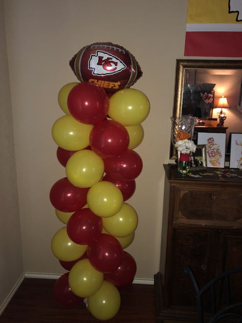 KC chiefs balloon towers! Thanks youtube! Chiefs Themed Birthday, Chiefs Birthday Party Ideas, Kansas City Chiefs Party Ideas, Kc Chiefs Birthday Party, Kansas City Chiefs Birthday Party, Chiefs Birthday Party, Football Balloons, Balloon Tower, Football Birthday Party