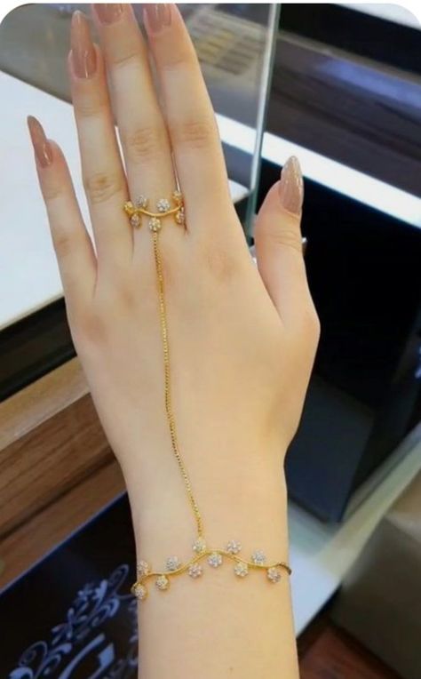 Unique Gold Jewelry Designs, Hand Chain Jewelry, Gold Jewels Design, Antique Necklaces Design, Hand Chain Bracelet, Gold Bangles For Women, New Gold Jewellery Designs, Fancy Jewelry Necklace, Indian Bridal Jewelry Sets