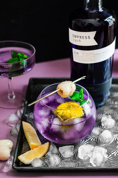 Lychee gin smash with purple empress gin in a globe cup with mint, lychee, and flowers in a starburst tray Empress Gin, Empress 1908 Gin, Easy Gin Cocktails, Cocktail Maker, Coctails Recipes, Gin Drinks, Fruity Drinks, Pretty Drinks, Cocktail Menu