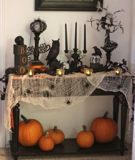 Awesome 20+ Cool DIY Halloween Decoration Ideas For Limited Budget Diy Halloween Dekoration, Fun Diy Halloween Decorations, Dekorasi Halloween, Table Halloween, Halloween Decor Diy, Casa Halloween, Halloween Fest, Creepy Decor, Dollar Store Halloween