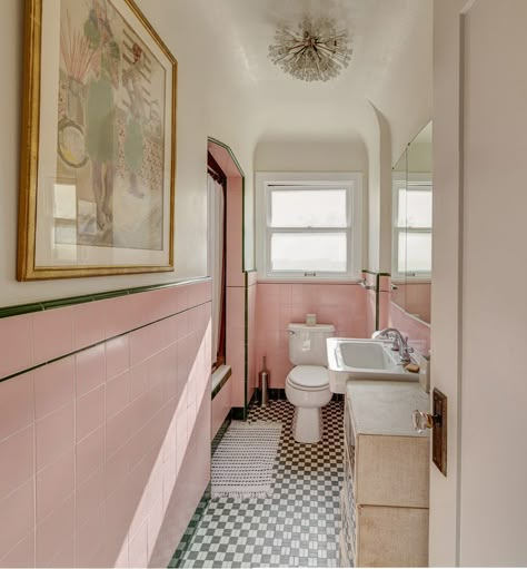 Vintage Pink Tile Bathroom, Pink Vintage Bathroom, Vintage Bathroom Inspiration, Vintage Tile Bathroom, Pink Tile Bathroom, Pink Bathroom Tiles, Retro Pink Bathroom, Art Deco Bathrooms, Vintage Pink Bathroom