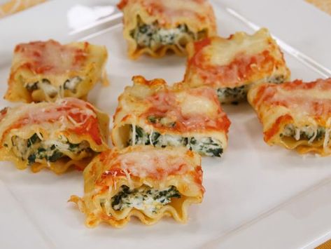 Get Mini Lasagna Roll-ups Recipe from Food Network Lasagna Bites, Vegetable Chowder, Mini Lasagna, Lasagna Roll, Lasagna Rollups, Ricotta Pasta, Food Network Canada, Lasagna Rolls, Parmesan Pasta