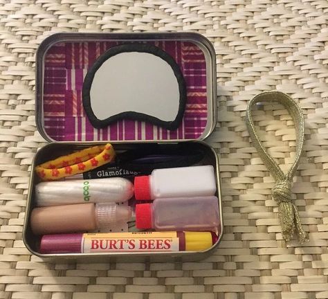 Tin Makeup Kit, Susanoo Naruto, Altoids Tin, Altoids Tins, Inside My Bag, Mint Tins, Purse Essentials, Handbag Essentials, Gloss Labial