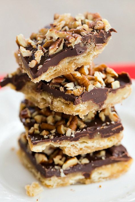 Candy With Pecans, Passover Recipes Dessert, Graham Cracker Toffee, Turtle Bars, Easy Toffee, Saltine Toffee, Brown Eyed Baker, Passover Desserts, Toffee Candy