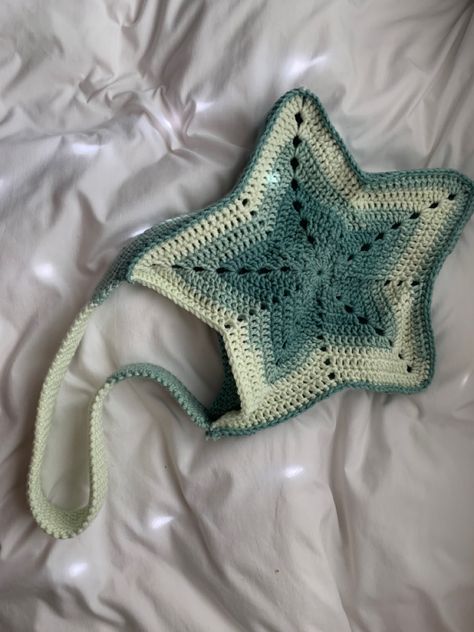 How To Make Crossbody Bag Tutorials, Star Crochet Pattern Bag, Star Bag Tutorial, Star Bags Crochet, Star Bag Crochet Pattern Free, Easy Crochet Bags For Beginners Free, Crochet Star Bag Tutorial, Crochet Star Bag Pattern Free, Small Bag Crochet Pattern Free