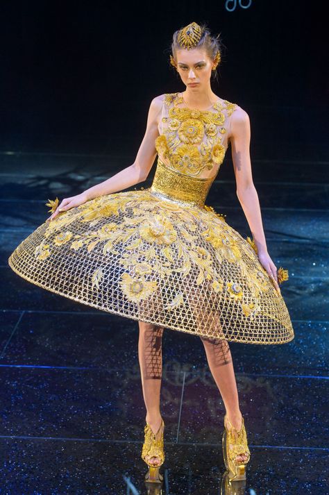 Every single look from Guo Pei's latest couture collection- HarpersBAZAARUK Capitol Couture, Guo Pei, Collection Couture, Fairy Fashion, Creation Couture, Fashion Images, Couture Collection, Marilyn Monroe, Couture Fashion