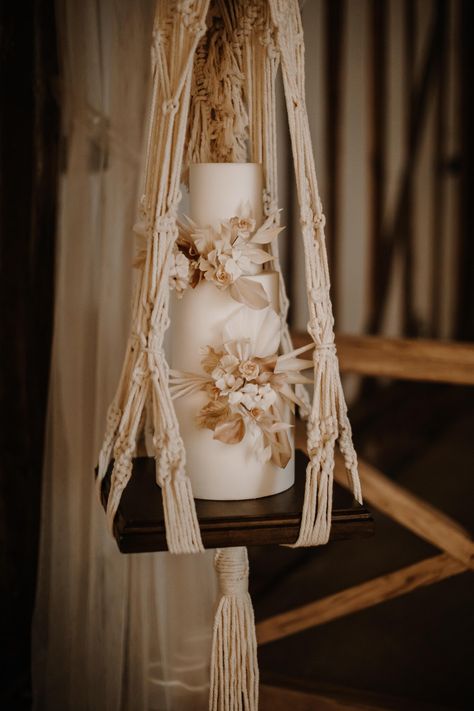 Hanging Macrame Wedding Cake Stand for Boho Cake Wedding Cake Boho Chic, Pampas Grass Wedding Cake, Pampas Wedding Cake, Boho Chic Wedding Cake Dessert Tables, Wedding Cake With Pampas Flowers, Wedding Cake With Pampas, Wedding Cakes Pampas, Wedding Cake Dried Flowers, Rustic Wedding Cake Pampas