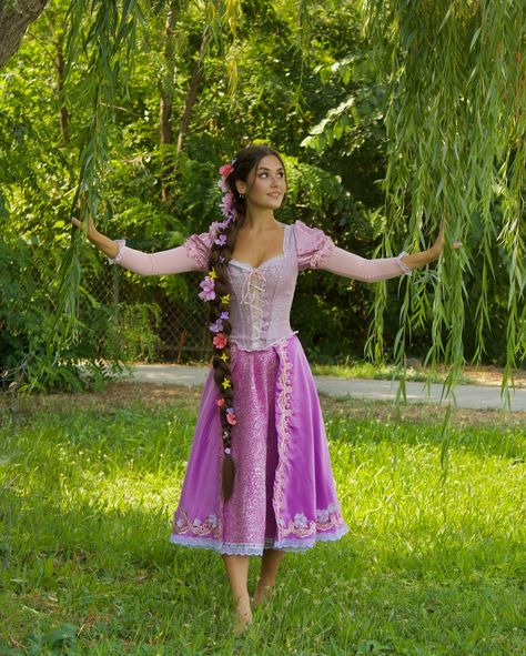 Simple Rapunzel Costume, Disney Characters To Dress Up As, Rapunzel Tangled Costume, Rupunzle Halloween Costumes, Adult Rapunzel Costume, Repunzle Costume Idea, Diy Rapunzel Costume, Rapunzel Costume Women, Princess Photoshoot Ideas