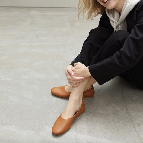 Best Formfitting Flats: Everlane Italian Leather Day Glove Flats Everlane Day Glove, Pointed Flats Shoes, Everlane Shoes, Fashion Shoes Flats, Tan Woman, Black Leather Flats, Comfortable Flats, Pointed Toe Shoes, Leather Ballet Flats