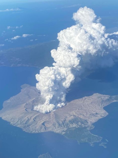 Volcano Pictures, Taal Volcano, Philippine Star, Volcano Eruption, Volcanic Eruption, Airplane Window, Anime Wallpaper Phone, Landscape Wallpaper, Volcano