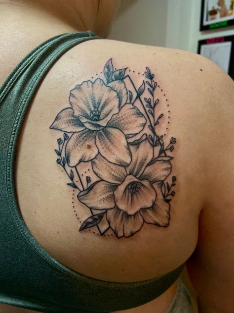 Daffodil Tattoo On Shoulder, Daffodil Tattoo Shoulder, Tattoo Daffodil, Sophia Tattoo, Baby Breath Tattoo, Front Shoulder Tattoo, Bday Tattoo, Front Shoulder Tattoos, Shoulder Sleeve Tattoos