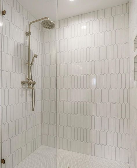 Picket Wall Tile Bathroom, Picket Fence Shower Tile, White Picket Tile Shower Wall, White Picket Shower Tile, Costal Modern Bathroom, Honeycomb Shower Tile, Picket Shower Tile, White Tile Bathtub, Kids Shower Tile