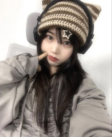 Shy Girls, Korean Aesthetic, Uzzlang Girl, Outfit Inspiration Fall, December 1, I Love Girls, Cute Poses, Cute Selfie Ideas