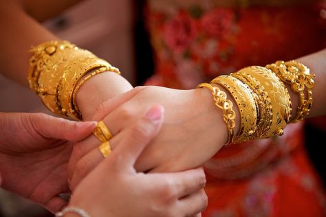 A lovely close up photo of a traditional chinese wedding exchange Wedding Bangles, Traditional Chinese Wedding, Chinese Tea Ceremony, Wedding Traditions, Wedding Tea, Wedding Highlights, Bridal Jewelry Collection, Wedding Gold, Jewelry Tags