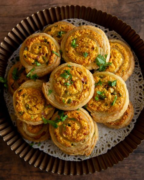 Paneer Tikka Wrap Recipe, Paneer Puff Pastry, Paneer Appetizers, Puff Pastry Recipes Vegetarian Indian, Panner Tikka Photography, Paneer Tikka Photography, Baked Puff Pastry, Pastry Pinwheels, Diwali Fireworks