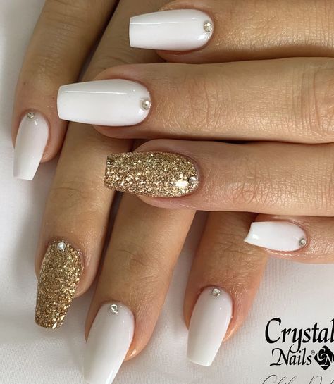 White & Gold Nails #nailart #nailartideas White Acrylic Nails With Glitter, White And Gold Nails, Gold Gel Nails, White Nails With Gold, Nail Design Glitter, Ideas Uñas, Gold Acrylic Nails, Nails With Glitter, Glitter Nails Acrylic