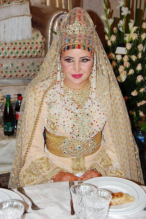 Moroccan bride Moroccan Jewellery, Moroccan Weddings, Moroccan Clothes, Hijabi Brides, Moroccan Bride, Algerian Clothing, Muslim Brides, Moroccan Clothing, Hijab Wedding Dress