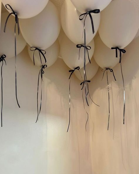 Something that’s been trending recently 🖤✨🍦 Nude & black. • • #londonballoons #balloons #balloondecor #birthdayballoons #london #balloonartist #birthdaygirl #nudeballooon #balloondelivery #ceilingballoons #instagram #bowballoon #bowcake #birthdaycake White Balloons Black Ribbon, Nude Balloons Decoration, Bachelorette Balloon Ideas, White Balloons With Black Ribbon, Last 20's Birthday, Black And White Aesthetic Birthday, Black And White Coquette Birthday, Birthday Decor Black And White, Black And White Birthday Decor