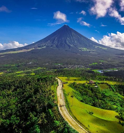 Mayon Volcano Aesthetic, Volcano Aesthetic, Albay Philippines, Mayon Volcano, Aesthetic Landscape, Glacier Bay National Park, Places In America, Yosemite Falls, Hiking Spots