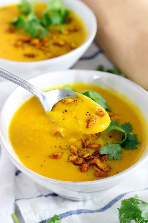 This Ginger Turmeric Butternut Squash Soup is full of healing, healthy ingredients. It's warm, deliciously bright, vegan, low carb, Paleo, and Whole30 compliant! Soup Butternut Squash, Vegan Low Carb, Chicken And Butternut Squash, Turmeric Recipes, Turmeric Health Benefits, Ginger Turmeric, Low Carb Vegan, Turmeric Benefits, Low Carb Paleo