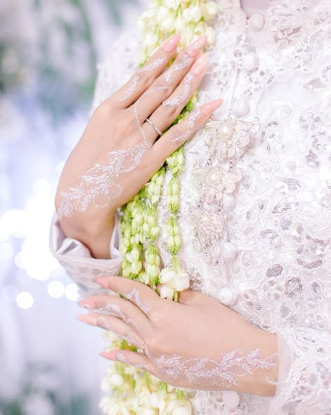 Pelamin Tunang, White Henna Designs, Henna Bridal, White Henna, Wedding Henna, Dream Wedding Decorations, Bridal Design, Henna (mehndi) Design, Bridal Henna