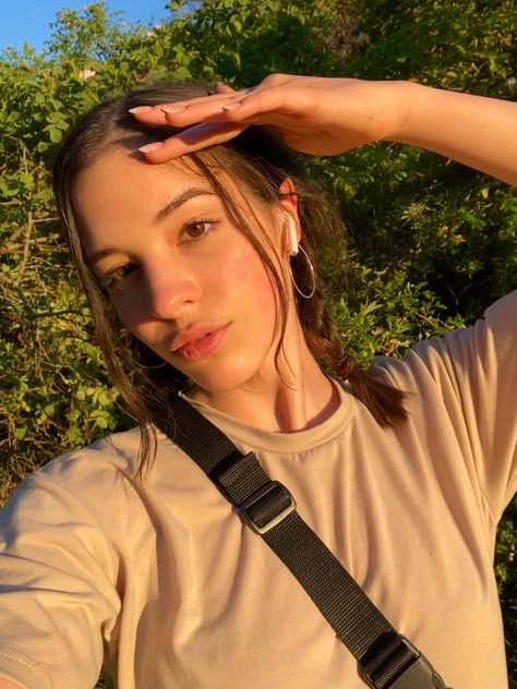 Sunkissed Selfie Aesthetic, Selfies Outside, Selfie Outside, Sunny Selfie, Outside Aesthetic, Travel Picture Ideas, College Aesthetic, Story Post, Selfie Inspo