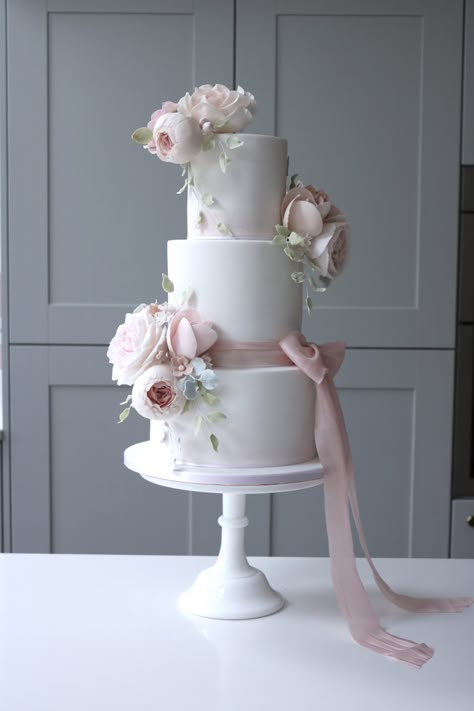 Cakes Decorated With Flowers, Stunning Wedding Cakes, Wedding Cake Peonies, Wedding Cake Simple Elegant, Cakes Decorated, Pretty Wedding Cakes, 3 Tier Wedding Cakes, Luxury Wedding Cake, Simple Wedding Cake