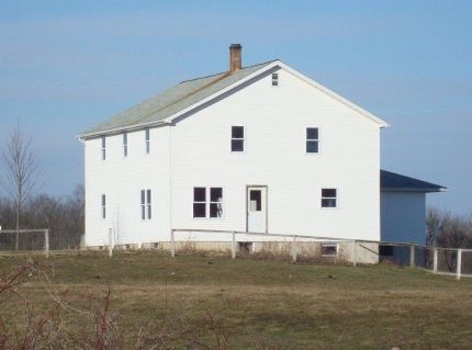 5 Common Features in Amish Homes Amish Farmhouse Exterior, Amish House Plans, Amish Built Homes, Amish House Dutchcrafters Amish Furniture, Amish Farmhouse, Amish Home, Square House, Holmes County Ohio Amish, Funny Amish Memes