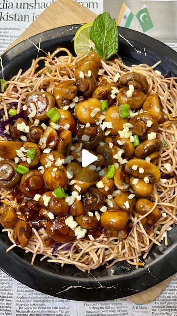 Glazed Mushrooms, Hakka Noodles, Starter Recipes, Soya Sauce, Honey Glazed, Honey Glaze, Green Chilli, Red Chilli, Spring Onion