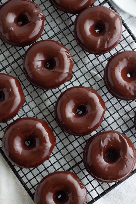 Vegan Chocolate Donuts | plant.well Choco Butternut, Doughnuts Photography, Glazed Doughnuts Recipe, Chocolate Doughnut Glaze, Chocolate Donuts Baked, Images Of Chocolate, Chocolate Doughnuts, Chocolate Donut, Chocolate Glazed Donuts