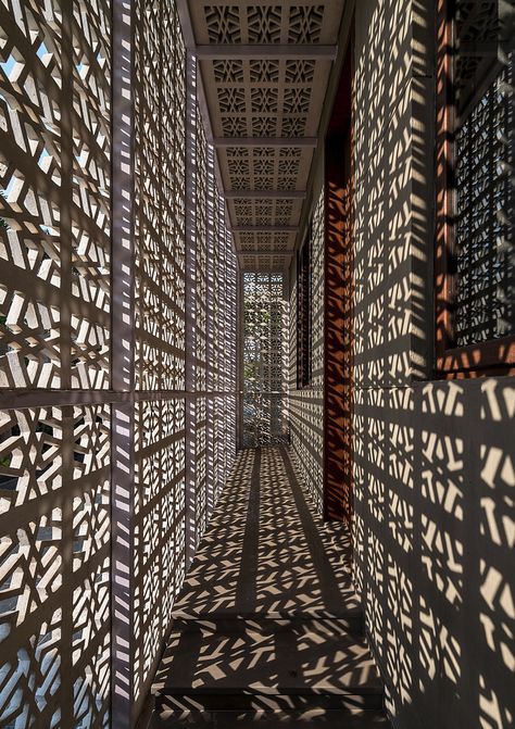 Gallery of 18 Screens House / Sanjay Puri Architects - 11 Sanjay Puri Architects, Sanjay Puri, India Architecture, Screen House, Internal Courtyard, Modern Mansion, Natural Ventilation, Indian Architecture, Courtyard House