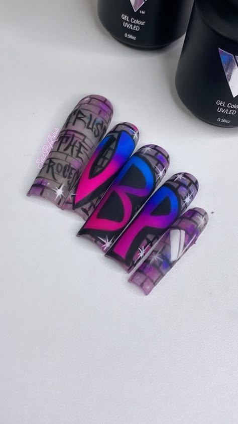 Street Style Acrylic Nails, Black Graffiti Nails, 90s Press On Nails, Nail Art Graffiti, Grafitti Nails Street Art, Street Art Nails, Graffiti Nails Design, Graffiti Nails Acrylic, Spray Paint Nails