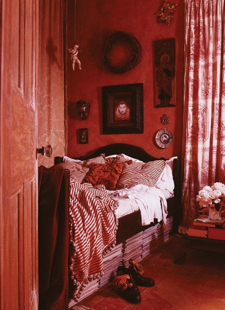 House and Home November 1993. Designer Zuzana Wilemova's 3rd floor Toronto apartment. Casa Country, Eclectic Bedroom, Bedroom Red, Red Rooms, Red Decor, Up House, Red Walls, Red Interiors, Bohemian Home