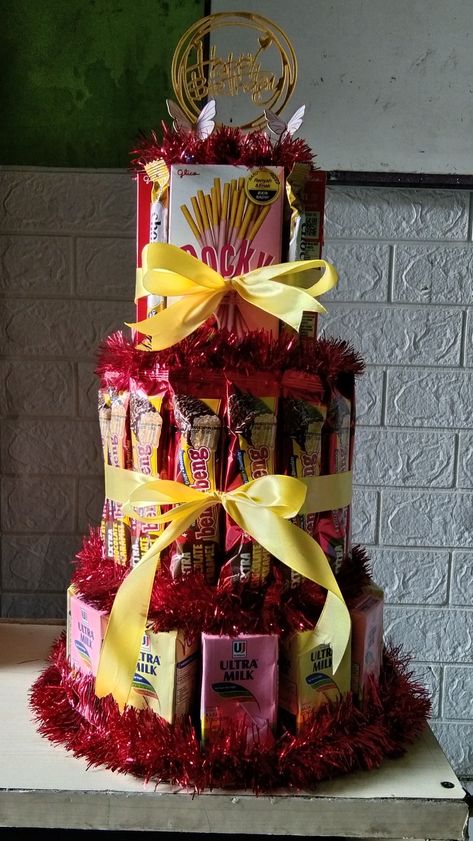 Kado Untuk Guru, Snack Tart, Ide Hampers, Chocolate Tower, Snack Tower, Simple Birthday Cake Designs, Gift Snack, Model Cake, Cake Snack