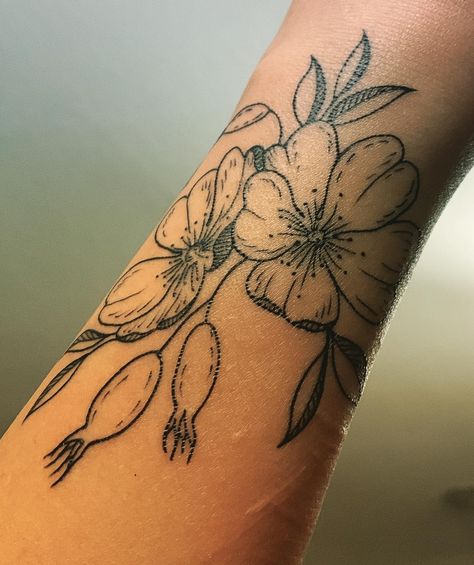 Prairie Rose Tattoo, Garden Rose Tattoo, Wild Rose Tattoo, Bouquet Tattoo, Birds Tattoo, Rose Tattoo, Wild Roses, Minimalist Tattoo, Dreamcatcher Tattoo