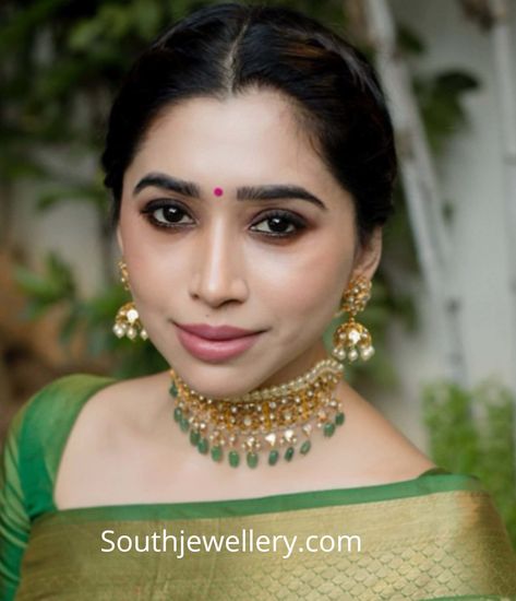 Aarti Ravi in a polki choker set photo Aarti Ravi, Wedding Lip, Polki Choker Set, Wedding Lips, Latest Indian Jewellery, 22 Carat Gold Jewellery, Polki Choker, Set Photo, Classy Outfits For Women