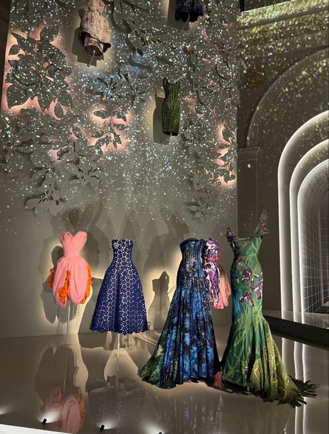 Dior at Brooklyn Museum Dior Aesthetic Fashion, Dior Pictures, Dior Gallery, Dior Museum, Fashion Exhibition, Fashion Museum, Fashion Dream Job, 90s Runway Fashion, Paris Luxury