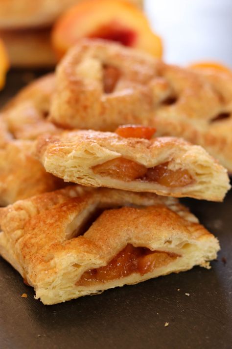 Baked Peach Hand Pies | Six Sisters' Stuff Baked Peach Hand Pies, Meat Hand Pie Recipe, Birthday Dessert Ideas, Yummy Pastries, Fruit Hand Pies, Peach Hand Pies, Peach Puff Pastry, Laminated Dough, Using Puff Pastry