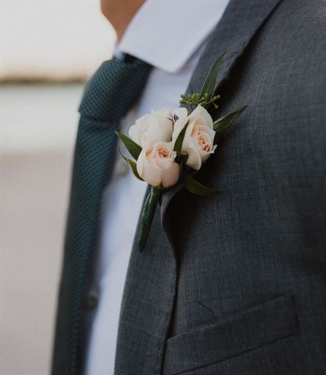 Blush Spray Rose Boutonniere, Cream Rose Boutonniere, Champagne Boutonniere, Spray Rose Boutonniere, Roses Boutonniere, Spray Roses Boutonniere, Groomsmen Buttonholes, Senior Things, White Boutonniere