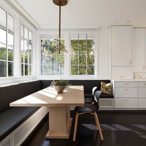 Dering Hall on Instagram: “A corner window bench in a new kitchen space by @robbinsarchitecture, featuring the Bolle chandelier by @gallottieradice. Photo: Steve…” Corner Window Bench, Window Bench Seat Kitchen, Window Bench Seats, Breakfast Bar Window, Kitchen Nook Bench, Kitchen Corner Bench, Seating In Kitchen, Bar Window, Corner Bench Seating