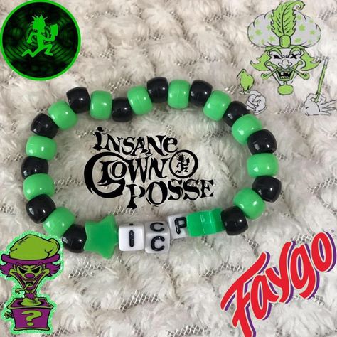 Clay Bead Bracelet Ideas Grunge, Clay Bead Bracelet Ideas Emo, Band Kandi Bracelets, Bracelet Ideas Grunge, Horror Kandi, Emo Bracelet Ideas, Matching Kandi Bracelets For Couples, Clown Bracelet, Band Kandi