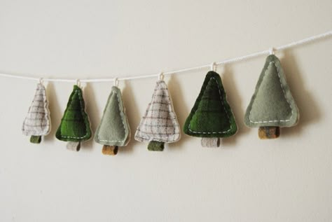 Woodland Home, Woodland Home Decor, Christmas Bunting, Winter Tree, Primitive Style, Tree Garland, Christmas Inspo, Winter Crafts, Felt Christmas