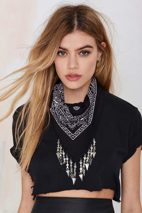 Bandana Outfit, Looks Country, Scarf Outfit, Bandana Styles, Vanessa Mooney, Bandana Hairstyles, Cooler Look, Glam Rock, Estilo Boho