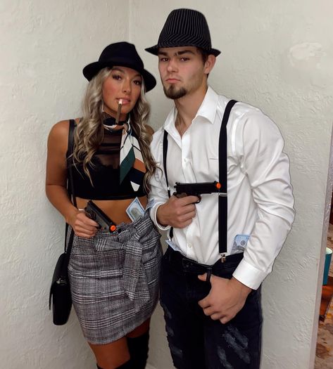 Bonnie Ans Clyde Halloween Costumes, Medusa Costume Outfit Couple, Bonnie And Clyde Makeup, Bone And Clyde Costume, Bonny And Clyde Costumes Halloween, Mobster Couple Costume, Fantasia Bonnie Clyde, Bonny And Clyde Costumes, Bonnie And Clyde Couples Costumes