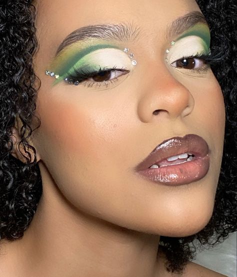 Green makeup look makeup for black girls euphoria makeup beautiful makeup gorgeous makeup prom makeup Green White Makeup, Green And White Makeup Looks, Green And White Eye Makeup, Green Cut Crease Eyeshadow, Eras Makeup, Green Makeup Looks, Green Cut Crease, Eyeshadow Green, Funky Makeup