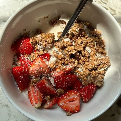 Strawberry Yogurt Aesthetic, Strawberry Cheesecake Yogurt Bowl, Healthy Breakfast Clean Eating, Strawberry Yogurt Bowl, Breakfast Clean Eating, Ideas Healthy Breakfast, Breakfast Ideas Healthy, Healthy Meal Ideas, Eating Breakfast