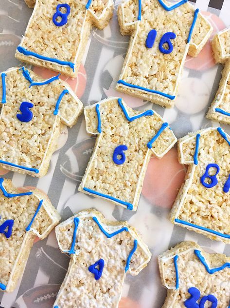 Football Rice Krispie Treats Ideas, Soccer Ball Rice Krispie Treats, Soccer Party Treats, Soccer Party Food, Soccer Treats, Soccer Snacks, Football Treats, Sports Snacks, Theme Snack